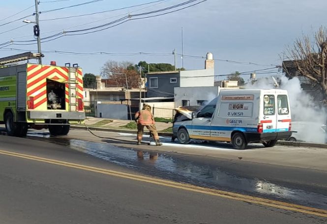 incendio de camioneta en la entrada de san nicolás