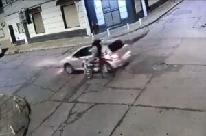 choque entre un auto y una moto