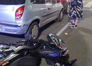 choque entre moto y auto