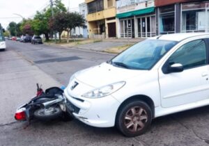 CHOQUE ENTRE UN AUTO Y UN MOTO EN SAN NICOLAS