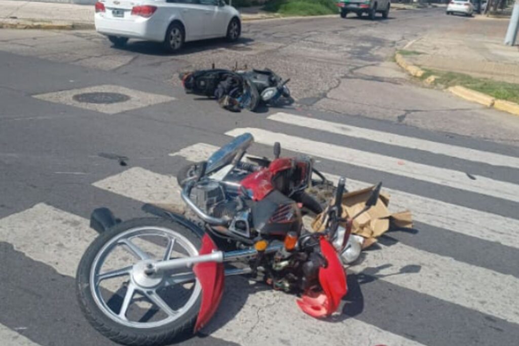 choque entre dos motocicletas en san nicolas