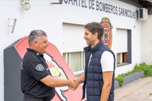 santiago passaglia junto a los bomberos de san nicolas