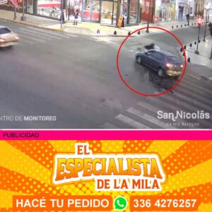 Gracias a las cámaras de la Central de Monitoreo de San Nicolás, se lograron registrar las circunstancias de un brutal accidente de tránsito ocurrido en la intersección de Av. Moreno y calle Mitre. El hecho tuvo lugar cuando un automóvil colisionó con una motocicleta y luego se dio a la fuga.