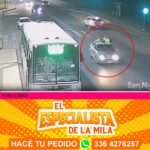 Un impactante accidente de tránsito ocurrió en la intersección de la Ruta 188 y calle Howard, donde un automóvil Renault 19 embistió a una mujer que intentó cruzar la calzada. El incidente quedó registrado en las Cámaras de Monitoreo Municipal, mostrando la magnitud del impacto.