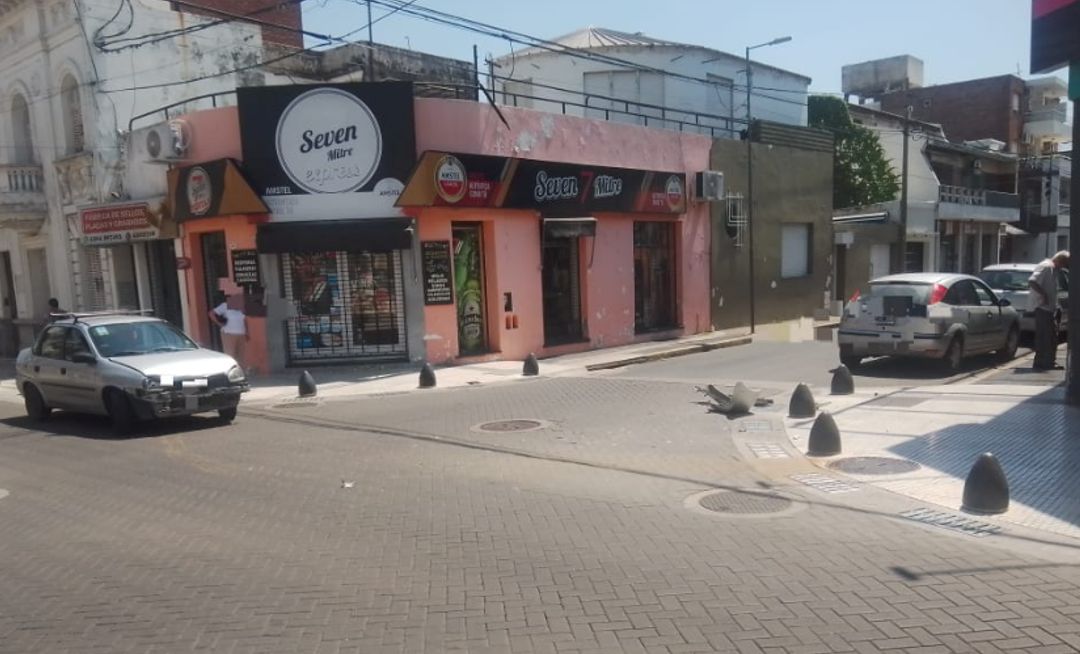 En la jornada del 9 de febrero de 2025, un accidente de tránsito interrumpió la circulación en la intersección de Chacabuco y Mitre, en pleno centro de San Nicolás.