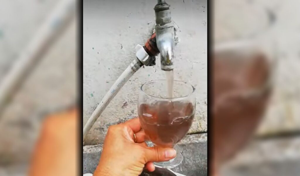 Vecinos del barrio San Martín en San Nicolás expresaron su preocupación luego de que una vecina viralizara un video en el que se observa el agua potable saliendo de color marrón desde la canilla de su hogar.