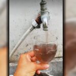 Vecinos del barrio San Martín en San Nicolás expresaron su preocupación luego de que una vecina viralizara un video en el que se observa el agua potable saliendo de color marrón desde la canilla de su hogar.