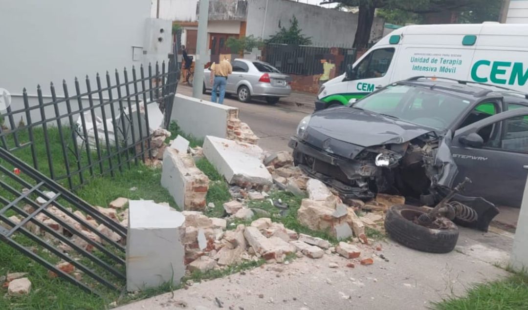 Un impactante accidente de tránsito ocurrió en la intersección de Don Bosco y Juan B. Justo, donde un automóvil terminó incrustado en el frente de una vivienda, generando preocupación entre los vecinos de la zona.