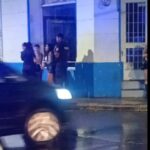 En la madrugada de hoy, una violenta pelea entre tres hermanas y un grupo de mujeres terminó con la intervención del personal policial femenino, logrando restablecer el orden y proceder a la aprehensión de las agresoras. El incidente ocurrió en la intersección de las calles Francia y Belgrano, donde efectivos del Grupo Táctico Operativo en conjunto con personal de la Policía Local lograron controlar la situación.