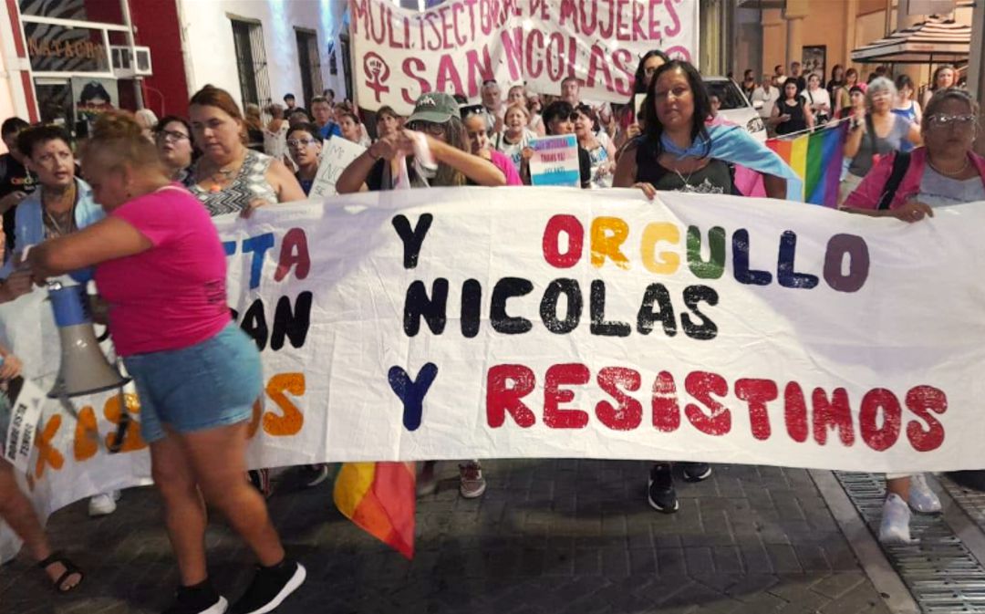 En el día de ayer, el movimiento LGTBT se movilizó en distintas ciudades del país en rechazo al presidente Javier Milei y sus discursos, a los que calificaron de “odio y fascistas”. San Nicolás no fue la excepción y la manifestación recorrió el centro de la ciudad, finalizando en la Plaza Mitre, donde voceros de la comunidad expresaron su rechazo a las políticas y mensajes del mandatario.