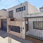 Un violento robo ocurrió en la madrugada del 18 de febrero en una vivienda ubicada en Sarmiento al 100, cuando dos delincuentes encapuchados ingresaron al domicilio mientras la víctima dormía, lo maniataron y le sustrajeron 20 mil dólares y otras pertenencias de valor.