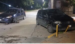 En la madrugada del feriado, un fuerte choque entre dos automóviles generó preocupación en la intersección de las calles Alvear y Pellegrini, en San Nicolás. El siniestro ocurrió alrededor de las 2:30 a. m., cuando un Volkswagen Fox y un Volkswagen Sandero impactaron violentamente.