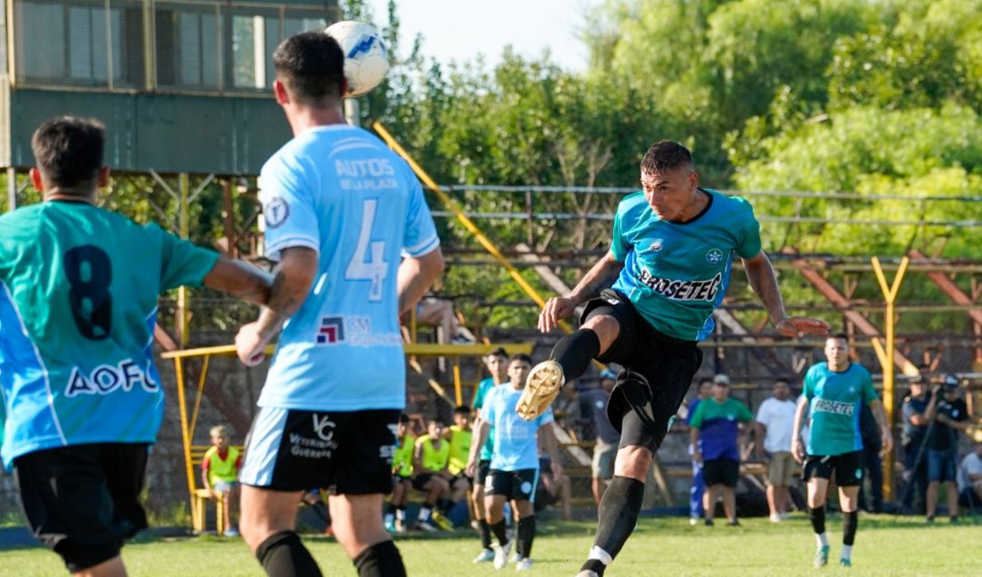 El fútbol local arrancó con toda la emoción en la Liga Nicoleña, con una primera fecha cargada de goles, polémicas y grandes actuaciones individuales. Belgrano, Doce de Octubre y Argentino Oeste debutaron con victoria, mientras que otros equipos como Paraná y Regatas protagonizaron un empate lleno de suspenso. Se espera un fin de semana intenso, con otra jornada llena de emociones.