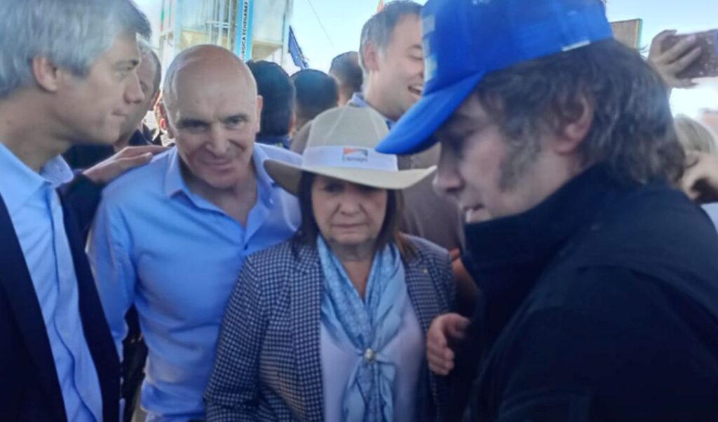 El presidente de la Nación, Javier Milei, visitó la ciudad de San Nicolás en el marco de la Expoagro 2025, donde rompió todos los protocolos y sorprendió a los asistentes con su estilo disruptivo. Al mejor estilo rockstar, el mandatario caminó entre la multitud, saludando y dialogando con los presentes antes de dirigirse a un emprendimiento innovador dentro de la feria.