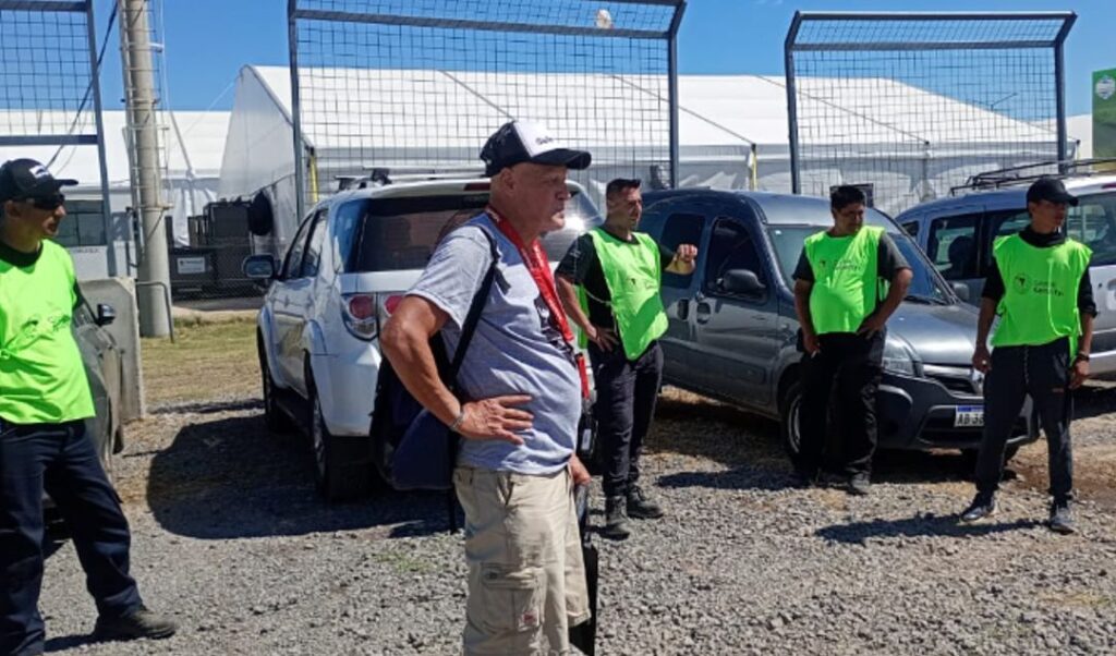 teniendo intentando robar un auto