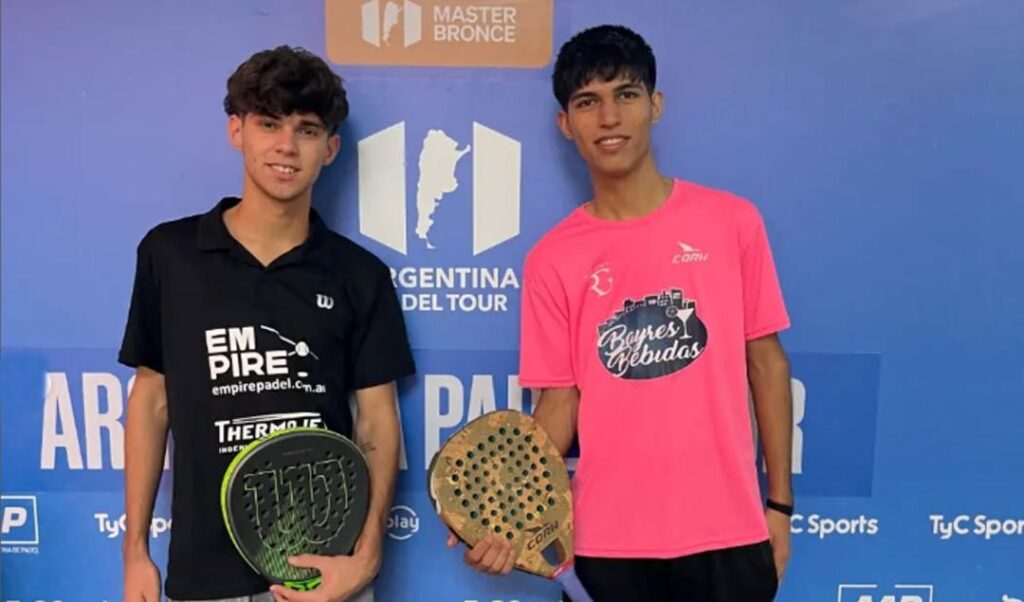 Con la presencia estelar de los campeones del mundo en Qatar 2024, Leo Augsburger y Alex Chozas, el Argentina Padel Tour desató su danza inaugural con el Rosario Arena Padel Open. La competencia se desplegará los días 7, 8 y 9 de marzo, cuando las mejores parejas de Argentina se enfrentarán en este torneo Master 1000. También dirán presente los herederos del futuro, esos pequeños jugadores que ya susurran promesas en la categoría NextGen.