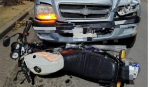 Un grave accidente de tránsito se registró en la mañana del 28 de abril en la ciudad de San Nicolás, dejando como saldo un motociclista internado en estado crítico.