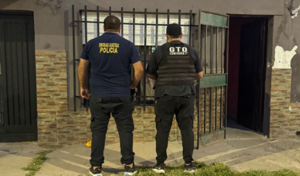 Una joven ampliamente conocida en el barrio Oeste fue detenida en las últimas horas por estar involucrada en la venta de droga al menudeo. La investigación estuvo a cargo de la Delegación Departamental de Investigaciones del Tráfico de Drogas Ilícitas, con apoyo del personal de la comisaría local durante el allanamiento.