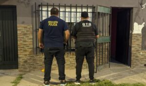 Una joven ampliamente conocida en el barrio Oeste fue detenida en las últimas horas por estar involucrada en la venta de droga al menudeo. La investigación estuvo a cargo de la Delegación Departamental de Investigaciones del Tráfico de Drogas Ilícitas, con apoyo del personal de la comisaría local durante el allanamiento.
