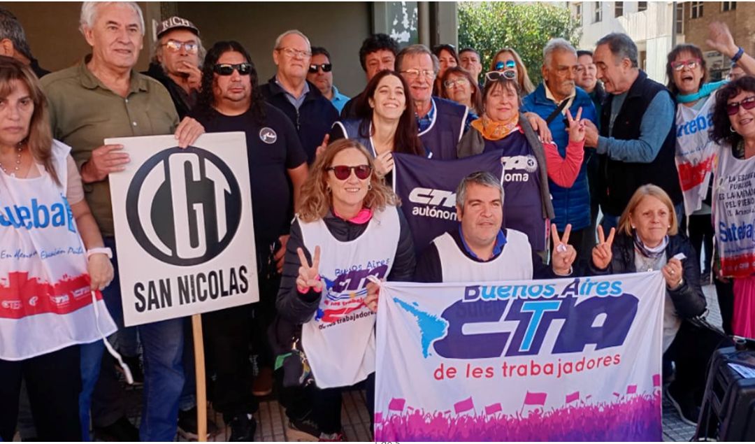 En el marco del Día del Trabajador, la CGT Regional San Nicolás y las dos CTA —la de los Trabajadores y la Autónoma— realizaron una asamblea en pleno centro de la ciudad, con el doble objetivo de homenajear a los trabajadores y manifestarse en contra de las políticas nacionales que, buscan recortar derechos laborales históricamente conquistados.