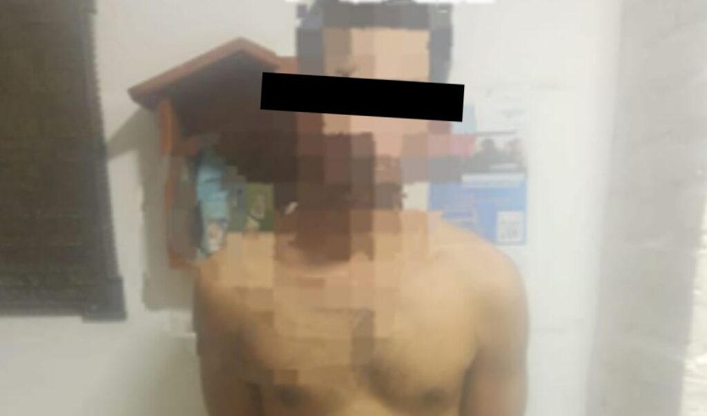 Un violento episodio familiar terminó con un joven de 29 años detenido por agredir a su madre y provocar destrozos en su vivienda, ubicada en calle Soler al 500, en jurisdicción de la Comisaría Tercera de San Nicolás.