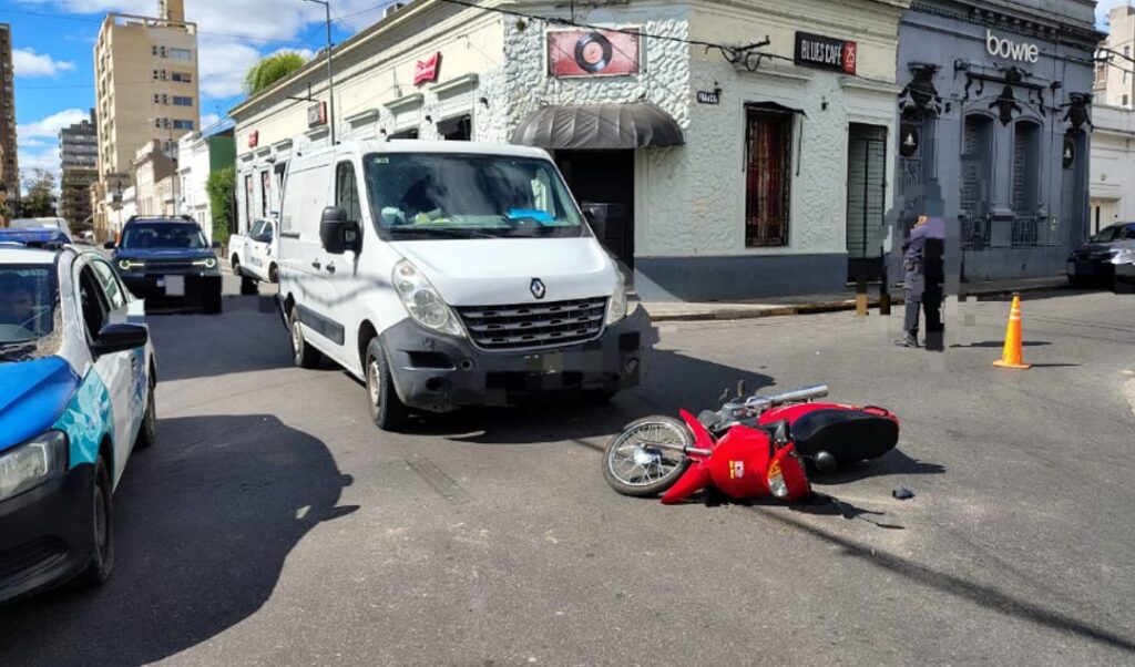 Un fuerte accidente de tránsito ocurrió en la mañana de este viernes en la intersección de calles Francia y Belgrano, en pleno centro de San Nicolás. El siniestro vial fue protagonizado por una camioneta Trafic y una motocicleta Guerrero Trip 110, y quedó registrado por las cámaras de monitoreo municipal.