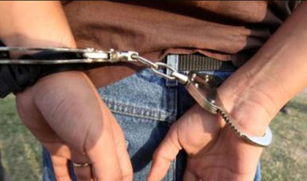 Un joven de 22 años fue aprehendido en San Nicolás, luego de ser sorprendido mientras intentaba ingresar a robar a una vivienda ubicada en Avenida Álvarez al 750. El hecho derivó en un forcejeo con el propietario de la casa, quien logró reducirlo tras golpearlo fuertemente en el rostro.