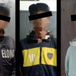 Tres personas fueron aprehendidas el sábado 17 de mayo tras ser sorprendidas robando pertenencias dentro de un colectivo de la línea 512, en la intersección de las calles Pellegrini y Almafuerte.