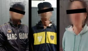 Tres personas fueron aprehendidas el sábado 17 de mayo tras ser sorprendidas robando pertenencias dentro de un colectivo de la línea 512, en la intersección de las calles Pellegrini y Almafuerte.