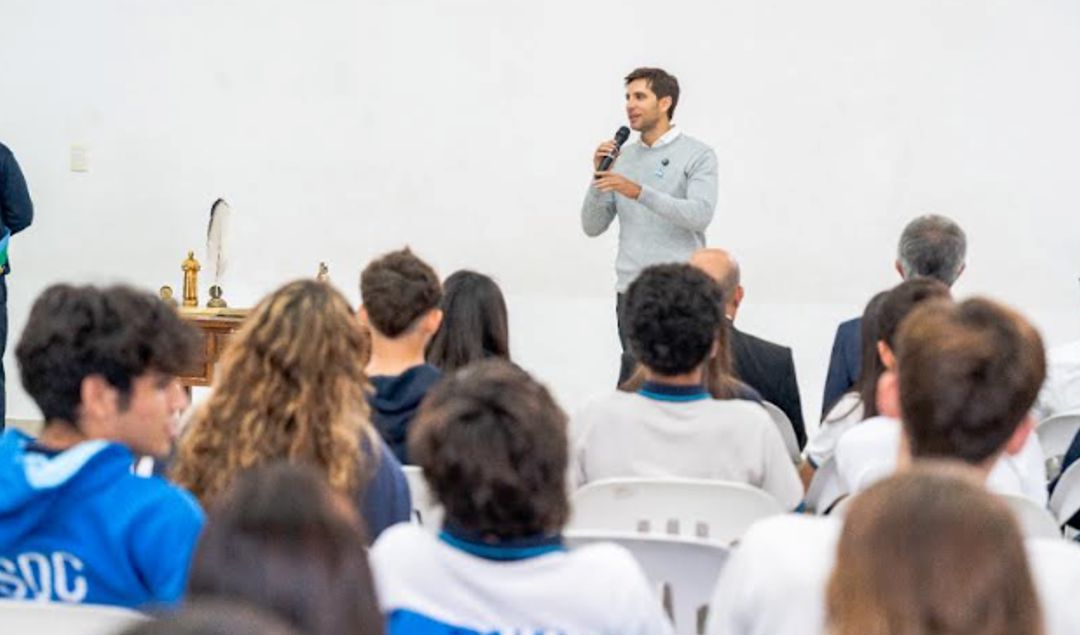 Esta mañana, el intendente Santiago Passaglia presidió la ceremonia de promesa de lealtad a la Constitución Nacional por parte de los alumnos de tercer año del nivel secundario del Colegio Don Bosco. El emotivo acto tuvo lugar en las instalaciones de la institución educativa, donde más de 70 estudiantes reafirmaron su compromiso cívico.