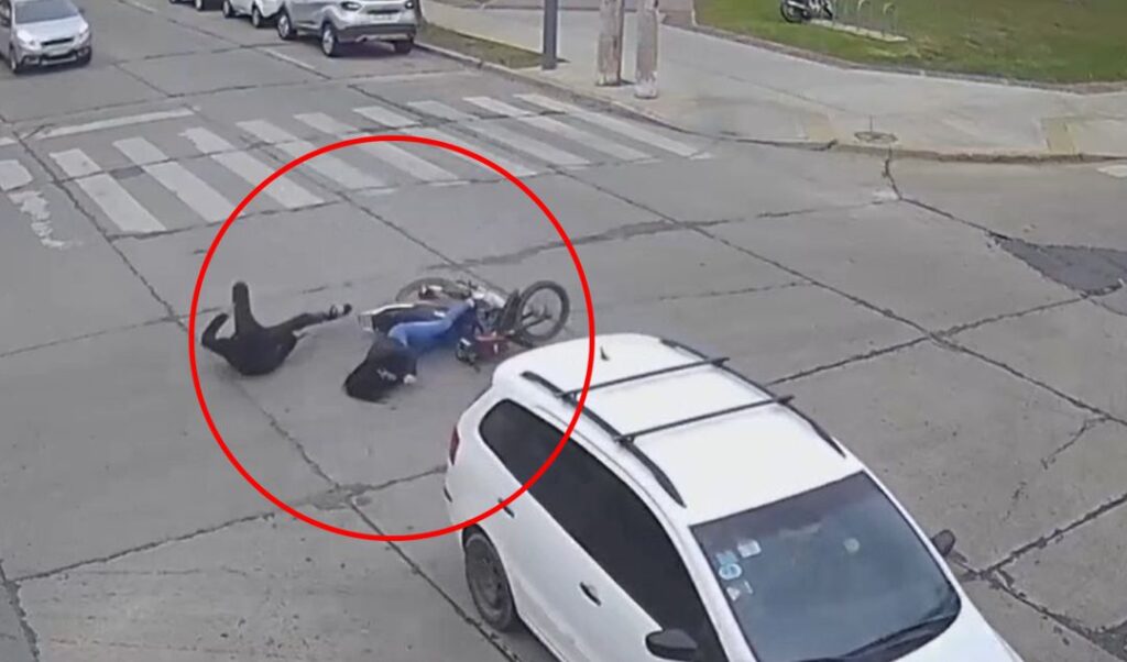 📣FUERTE CHOQUE ENTRE UNA MOTO Y UN AUTO EN SAN NICOLÁS: UNA MUJER FUE HOSPITALIZADA, 🔷Un nuevo accidente de tránsito tuvo lugar en la ciudad de San Nicolás y quedó registrado por las cámaras de Monitoreo Municipal. El hecho ocurrió en la intersección de Avenida Alberdi y Guardias Nacionales, donde una motocicleta colisionó contra un automóvil Volkswagen blanco. 🚨Te invitamos a darle Me gusta👍y compartir↪️la publicación. 📄Link para ver el vídeo y leer la nota completa: 👇👇👇 https://quepasaensannicolas.com/fuerte-choque-entre-una-moto-y-un-auto-en-san-nicolas-una-mujer-fue-hospitalizada/
