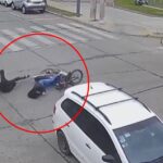 📣FUERTE CHOQUE ENTRE UNA MOTO Y UN AUTO EN SAN NICOLÁS: UNA MUJER FUE HOSPITALIZADA, 🔷Un nuevo accidente de tránsito tuvo lugar en la ciudad de San Nicolás y quedó registrado por las cámaras de Monitoreo Municipal. El hecho ocurrió en la intersección de Avenida Alberdi y Guardias Nacionales, donde una motocicleta colisionó contra un automóvil Volkswagen blanco. 🚨Te invitamos a darle Me gusta👍y compartir↪️la publicación. 📄Link para ver el vídeo y leer la nota completa: 👇👇👇 https://quepasaensannicolas.com/fuerte-choque-entre-una-moto-y-un-auto-en-san-nicolas-una-mujer-fue-hospitalizada/
