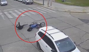 📣FUERTE CHOQUE ENTRE UNA MOTO Y UN AUTO EN SAN NICOLÁS: UNA MUJER FUE HOSPITALIZADA, 🔷Un nuevo accidente de tránsito tuvo lugar en la ciudad de San Nicolás y quedó registrado por las cámaras de Monitoreo Municipal. El hecho ocurrió en la intersección de Avenida Alberdi y Guardias Nacionales, donde una motocicleta colisionó contra un automóvil Volkswagen blanco. 🚨Te invitamos a darle Me gusta👍y compartir↪️la publicación. 📄Link para ver el vídeo y leer la nota completa: 👇👇👇 https://quepasaensannicolas.com/fuerte-choque-entre-una-moto-y-un-auto-en-san-nicolas-una-mujer-fue-hospitalizada/