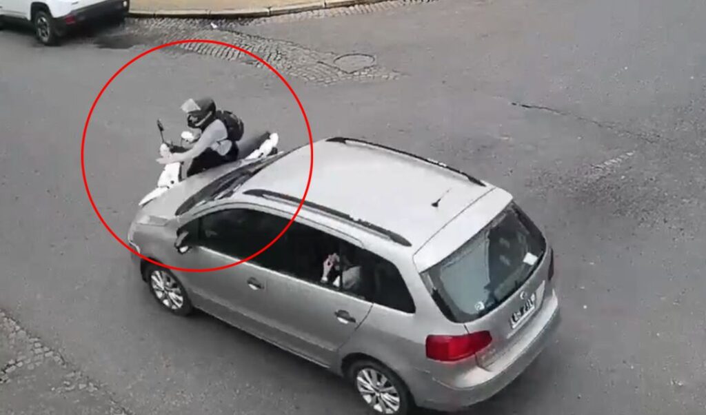 Un accidente de tránsito se registró este martes en la intersección de las calles Mitre y Obligado, donde un automóvil Volkswagen Suran colisionó contra una motocicleta Corven 110cc. El hecho quedó registrado por las cámaras del Centro de Monitoreo Municipal, que captaron el momento exacto del impacto.