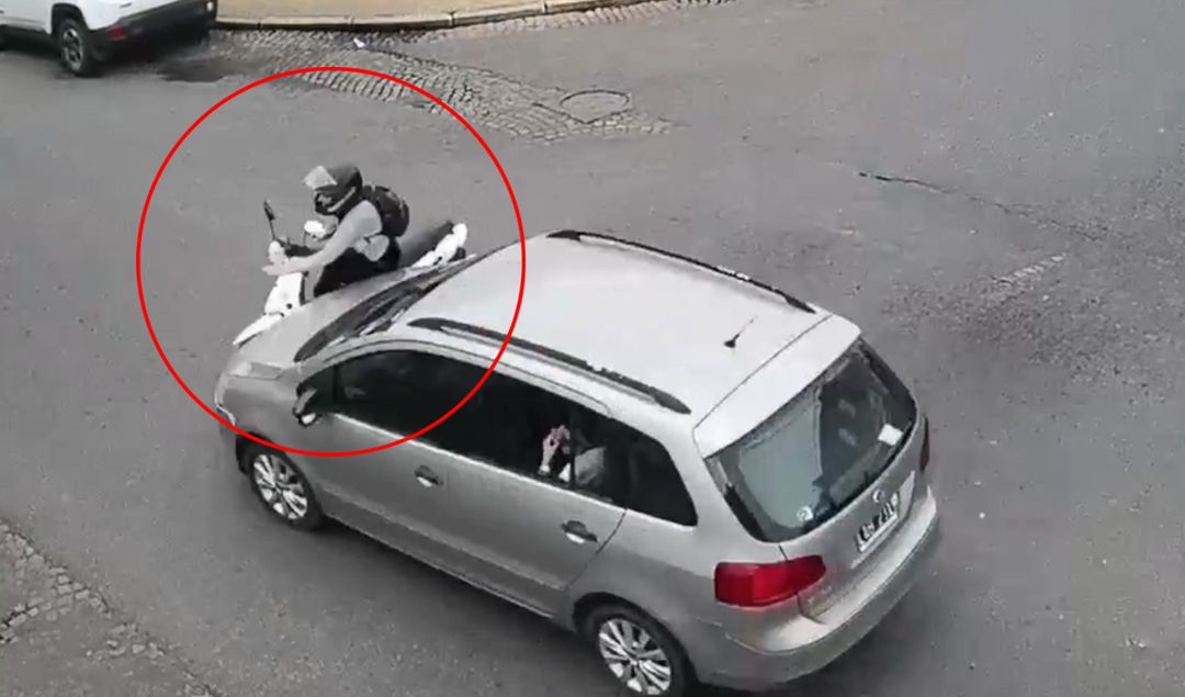 Un accidente de tránsito se registró este martes en la intersección de las calles Mitre y Obligado, donde un automóvil Volkswagen Suran colisionó contra una motocicleta Corven 110cc. El hecho quedó registrado por las cámaras del Centro de Monitoreo Municipal, que captaron el momento exacto del impacto.