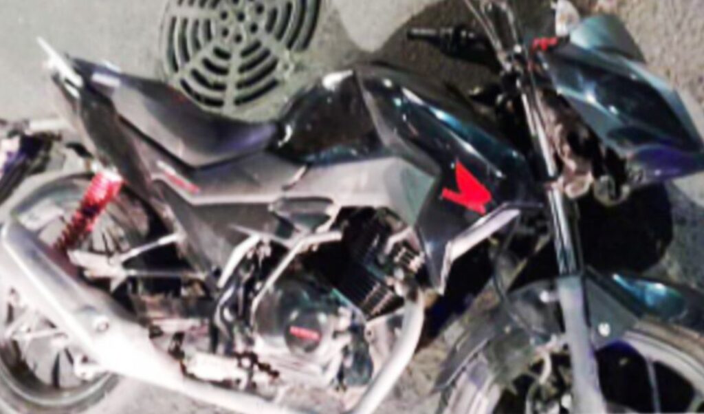 Un accidente de tránsito en la intersección de Dámaso Valdez y 9 de Julio permitió a las autoridades recuperar una motocicleta robada que circulaba con un pedido de secuestro activo. El hecho ocurrió el en día de ayer, cuando dos motocicletas colisionaron violentamente en plena vía pública.