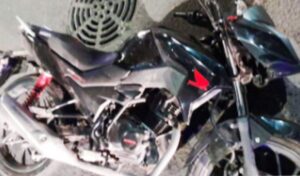 Un accidente de tránsito en la intersección de Dámaso Valdez y 9 de Julio permitió a las autoridades recuperar una motocicleta robada que circulaba con un pedido de secuestro activo. El hecho ocurrió el en día de ayer, cuando dos motocicletas colisionaron violentamente en plena vía pública.