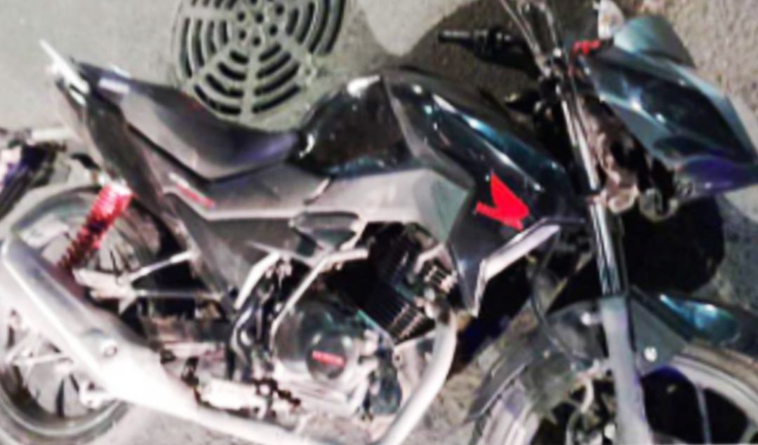Un accidente de tránsito en la intersección de Dámaso Valdez y 9 de Julio permitió a las autoridades recuperar una motocicleta robada que circulaba con un pedido de secuestro activo. El hecho ocurrió el en día de ayer, cuando dos motocicletas colisionaron violentamente en plena vía pública.