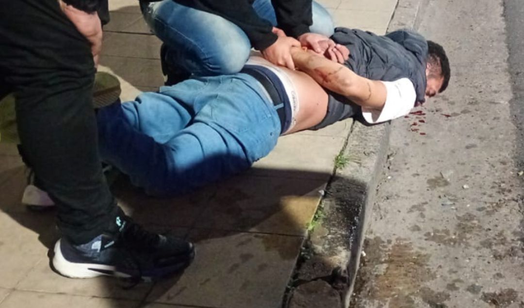 Un hombre de aproximadamente 35 años fue reducido por vecinos luego de intentar manosear a una mujer en un hecho ocurrido durante la madrugada en calle Belgrano, entre Sarmiento y Francia, en San Nicolás.