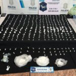 Efectivos de la Delegación Departamental de Investigaciones del Tráfico de Drogas Ilícitas de San Nicolás lograron desbaratar una peligrosa banda dedicada a la comercialización de estupefacientes conocida como Los Gallinas. El operativo se llevó a cabo este fin de semana mediante cuatro allanamientos simultáneos en el sector conocido como El Hueco del barrio 9 de Julio.