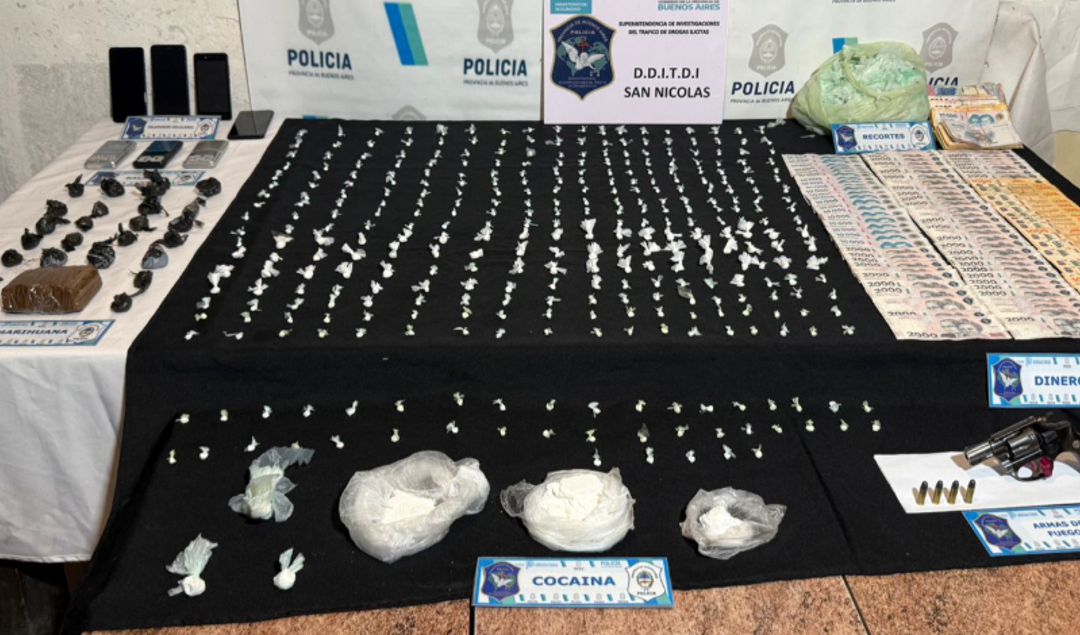 Efectivos de la Delegación Departamental de Investigaciones del Tráfico de Drogas Ilícitas de San Nicolás lograron desbaratar una peligrosa banda dedicada a la comercialización de estupefacientes conocida como Los Gallinas. El operativo se llevó a cabo este fin de semana mediante cuatro allanamientos simultáneos en el sector conocido como El Hueco del barrio 9 de Julio.