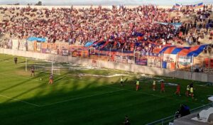 Hace instantes finalizó el esperado clásico nicoleño entre Regatas y Belgrano, y fue el equipo del náutico quien se quedó con la victoria. En un estadio San Nicolás colmado de hinchas, se vivió una verdadera fiesta futbolera que tuvo a Regatas como amplio dominador del encuentro.