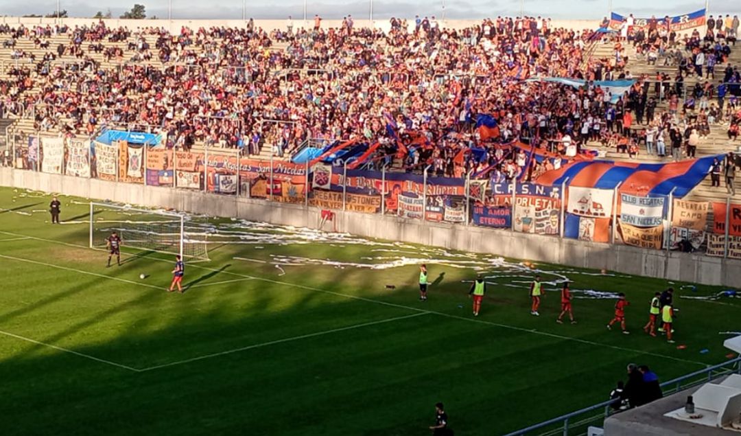 Hace instantes finalizó el esperado clásico nicoleño entre Regatas y Belgrano, y fue el equipo del náutico quien se quedó con la victoria. En un estadio San Nicolás colmado de hinchas, se vivió una verdadera fiesta futbolera que tuvo a Regatas como amplio dominador del encuentro.