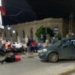 Un accidente de tránsito ocurrió en la esquina de Mitre y Avenida Moreno, frente al conocido local de comidas rápidas Mostaza, cuando un automóvil Fiat Punto, conducido por un hombre de 75 años, embistió a una mujer de 43 años que intentaba cruzar la calle.