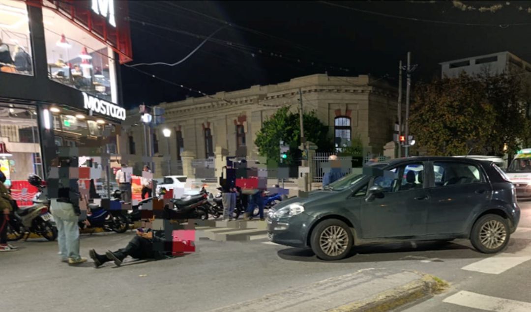 Un accidente de tránsito ocurrió en la esquina de Mitre y Avenida Moreno, frente al conocido local de comidas rápidas Mostaza, cuando un automóvil Fiat Punto, conducido por un hombre de 75 años, embistió a una mujer de 43 años que intentaba cruzar la calle.