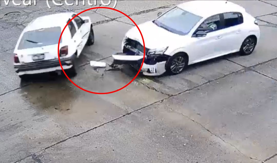 Un accidente de tránsito se registró en la intersección de calle Alvear y Av. Falcón en San Nicolás, donde un Ford Fiesta y un Peugeot 208 colisionaron. El hecho quedó captado por las cámaras de monitoreo municipal, lo que permitió reconstruir el incidente y determinar cómo se produjo el impacto.