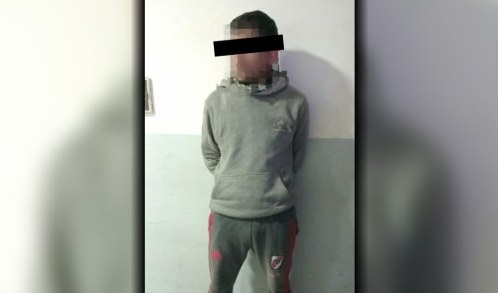 Un violento intento de robo terminó de manera inesperada en San Nicolás, cuando vecinos de la zona de Avenida Savio e Irigoyen detuvieron y golpearon a un hombre de 33 años que había arrebatado un teléfono celular a un joven de 19 años.
