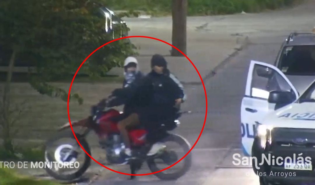 Imagen exclusiva, del momento en que efectivos de la Policía Local de San Nicolás detienen a dos individuos que venían cometiendo violentos robos en distintos barrios de la ciudad. La aprehensión se produjo el sábado 4 de mayo gracias a un rápido operativo coordinado con el Centro de Monitoreo Municipal.