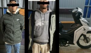 En un operativo realizado por el Comando de Patrullas de San Nicolás, dos hombres fueron aprehendidos este martes 21 de mayo mientras circulaban a bordo de una motocicleta con pedido de secuestro activo por robo. El procedimiento se llevó a cabo en inmediaciones de Carlos Gardel y Necochea, en barrio Las Mellizas.