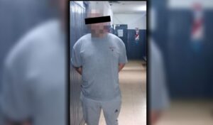Un hombre de 38 años fue aprehendido este lunes 5 de mayo en la ciudad de San Nicolás tras ser sorprendido realizando actos obscenos a plena luz del día, en una zona transitada de la ciudad.